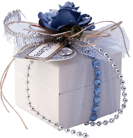 Gift box by Claudia Rosa